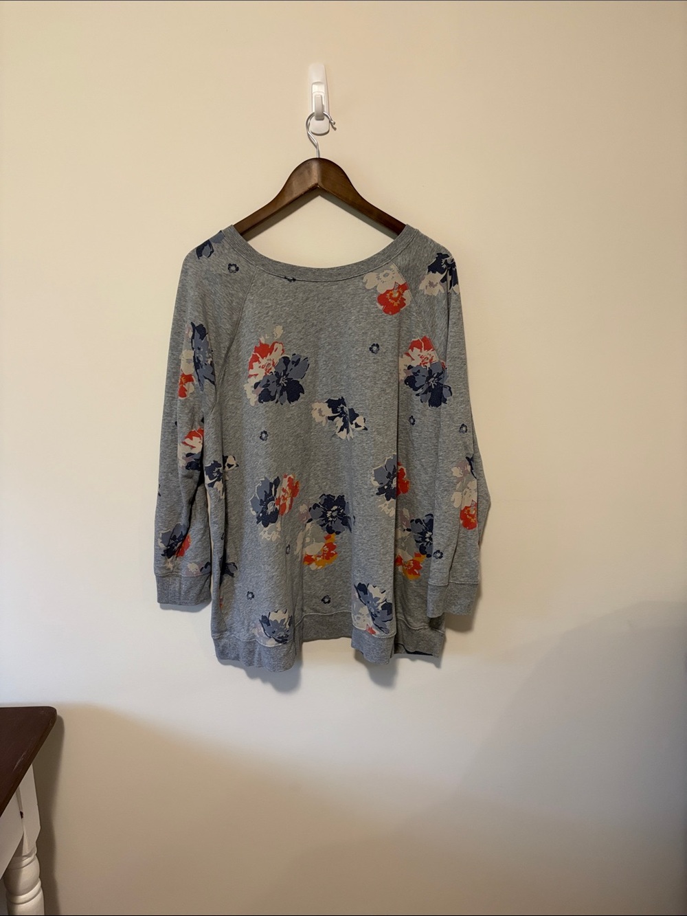 Old Navy Gray Crewneck Floral Sweatshirt